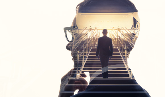 Mann, der die Treppe hinaufgeht, innerhalb der Silhouette eines Mannes, der denkt 